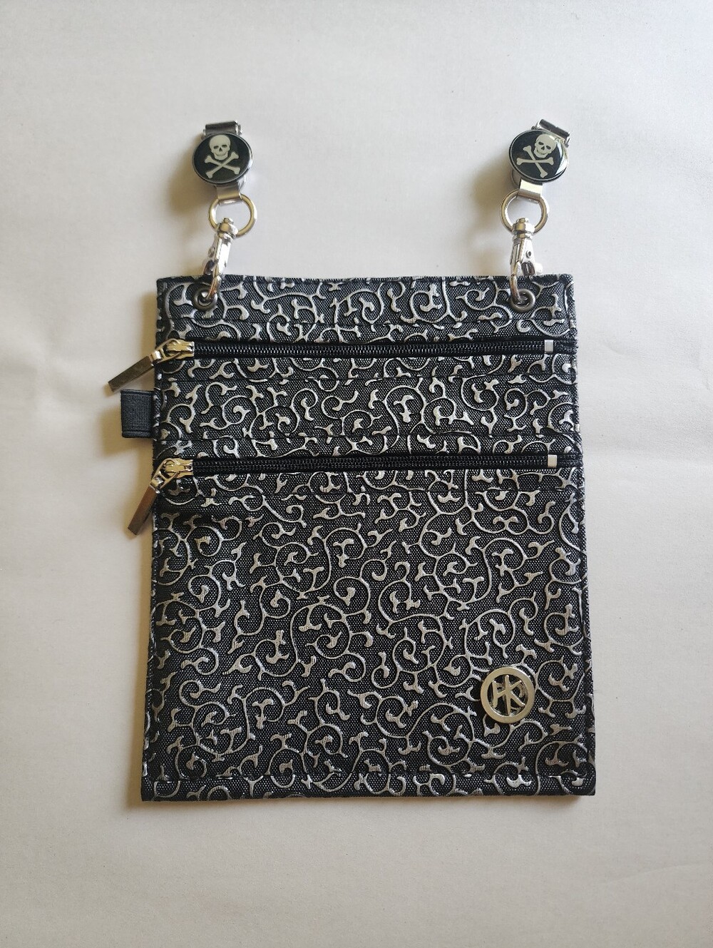 Hip Klips Clippable Pocket Hands-free Mini Purse Black & Silver Skull Clips